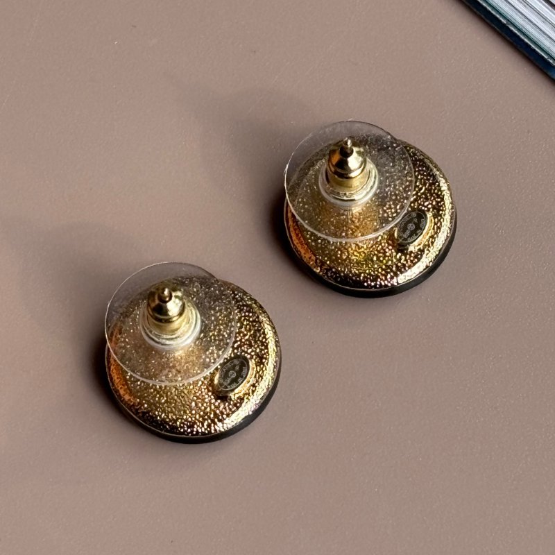 ::CHANEL:: ABC997 黑白琺瑯 金色雙C 鈕釦造型 針式耳環-4