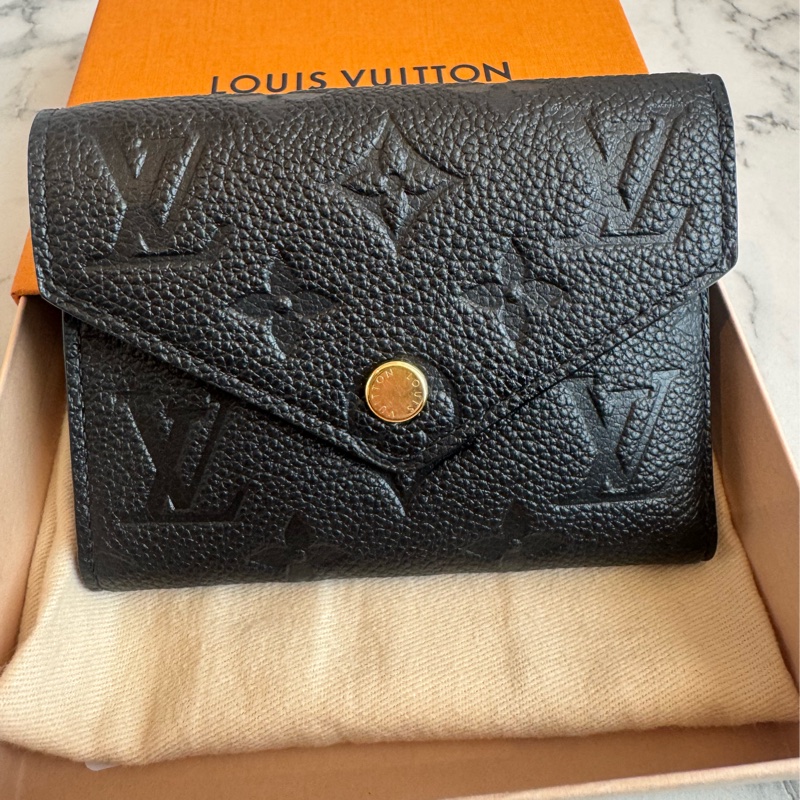Lv 黑壓紋三折短夾-0