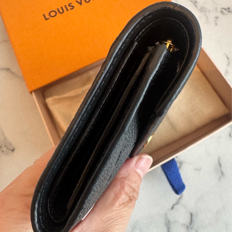 Lv 黑壓紋三折短夾-2