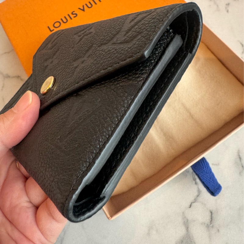 Lv 黑壓紋三折短夾-3
