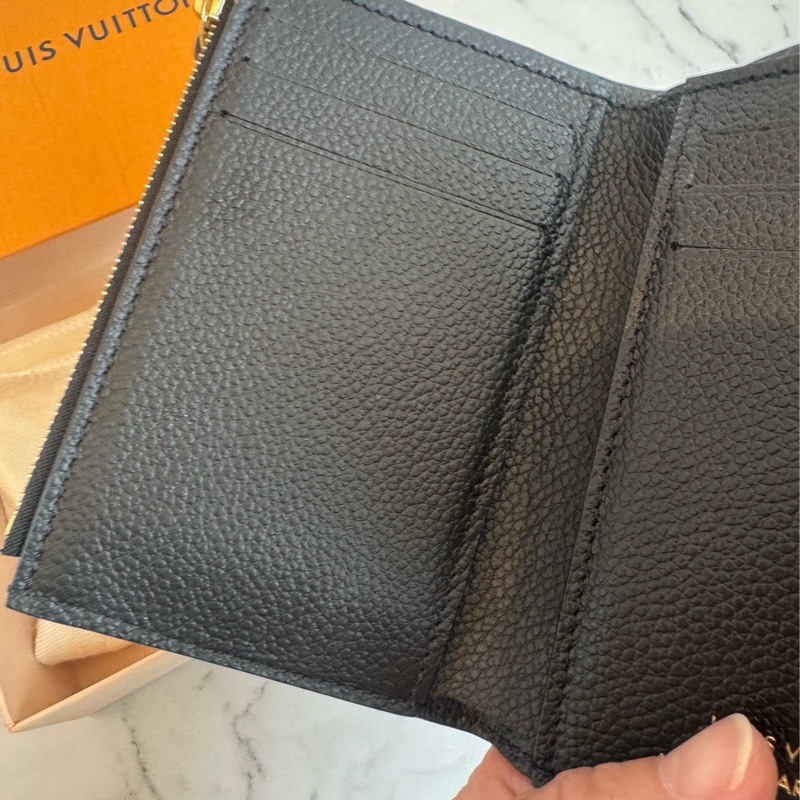 Lv 黑壓紋三折短夾-8