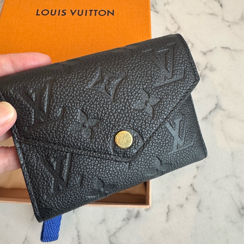 Lv 黑壓紋三折短夾-10