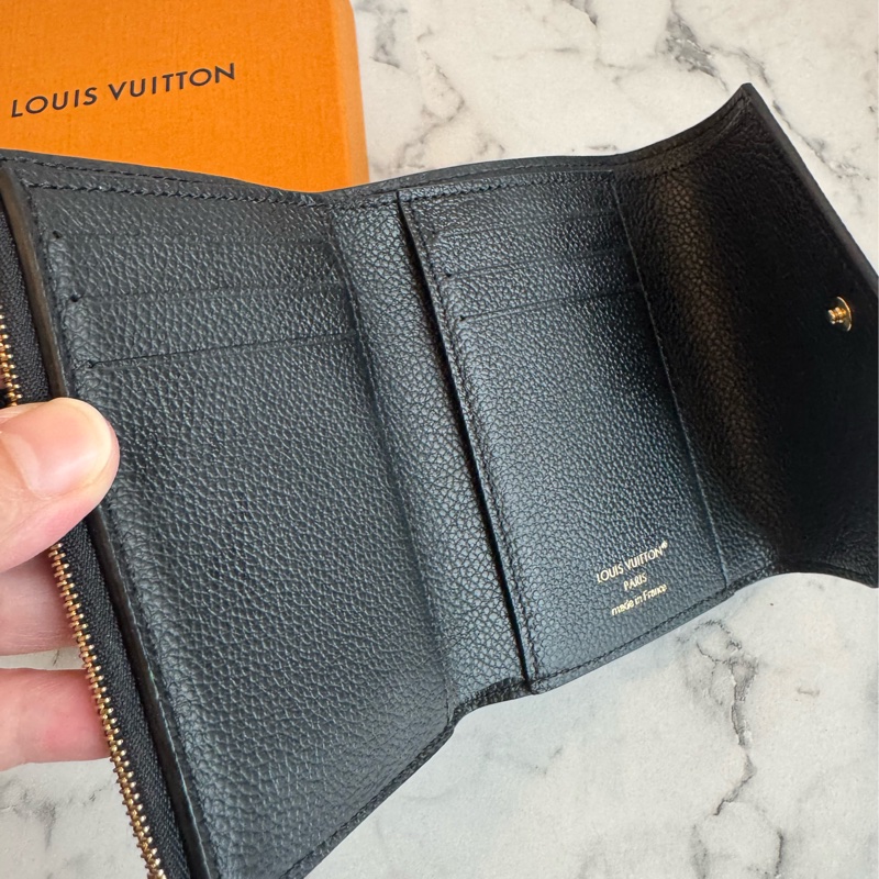 Lv 黑壓紋三折短夾-12