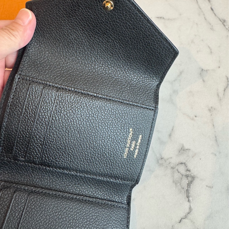 Lv 黑壓紋三折短夾-13