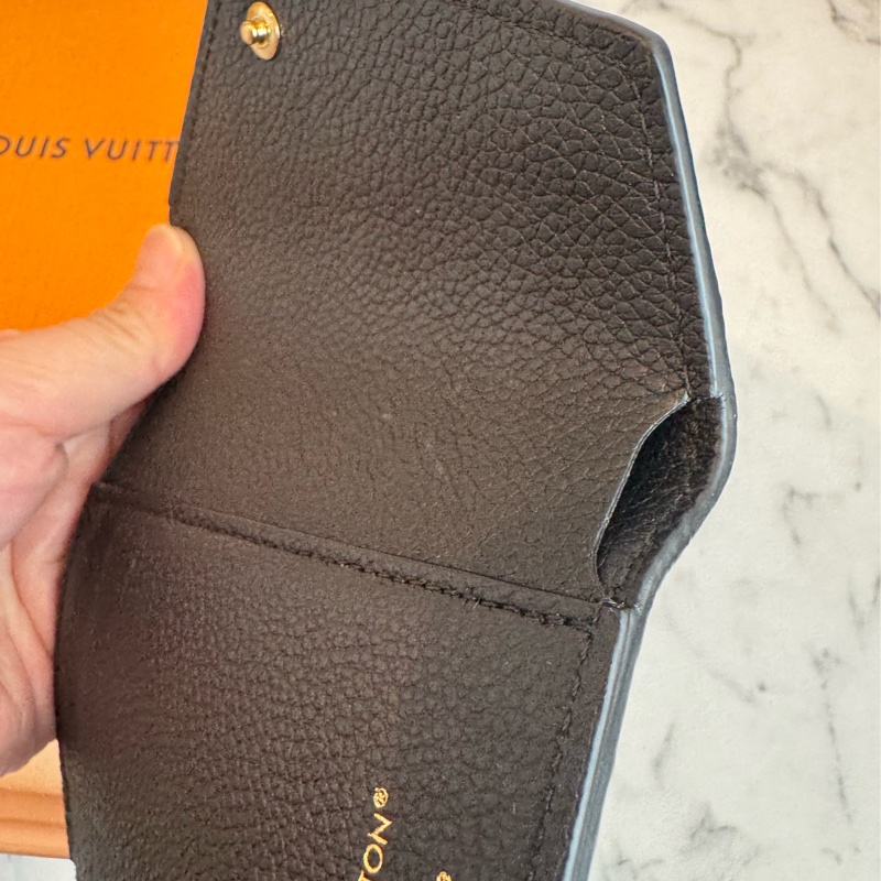 Lv 黑壓紋三折短夾-14