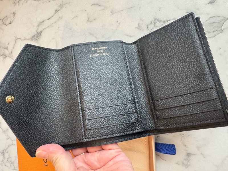 Lv 黑壓紋三折短夾-16