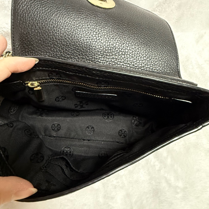 ❤️尋找愛它的主人❤️Tory Burch黑金旋轉扣鏈條斜背包 肩背包 woc-18