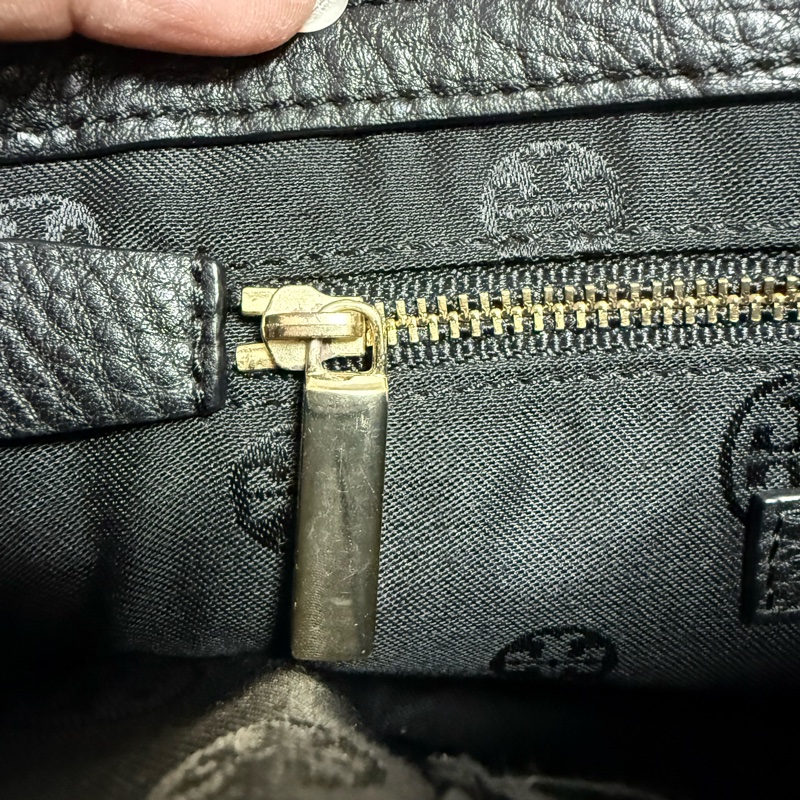 ❤️尋找愛它的主人❤️Tory Burch黑金旋轉扣鏈條斜背包 肩背包 woc-20