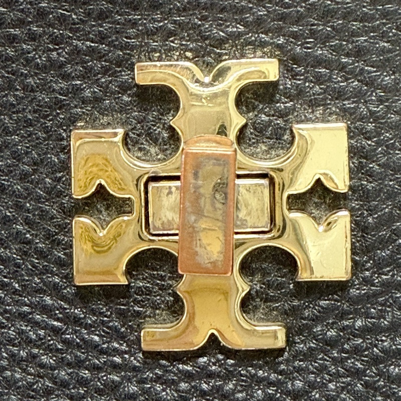 ❤️尋找愛它的主人❤️Tory Burch黑金旋轉扣鏈條斜背包 肩背包 woc-24