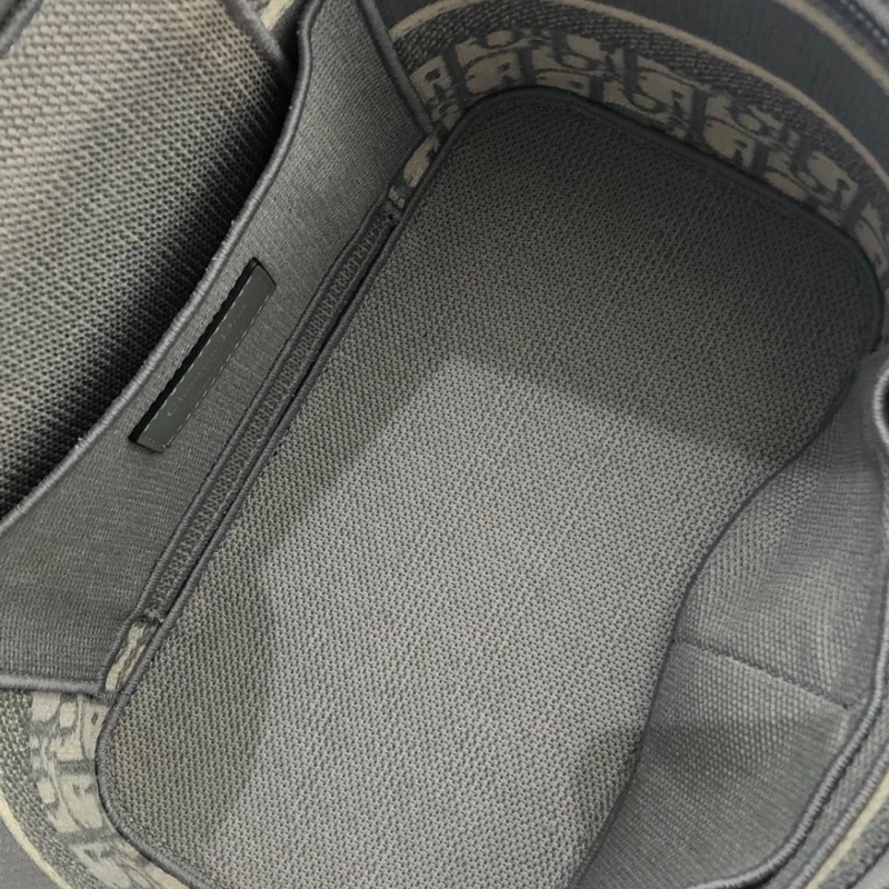 DIOR/迪奧灰色刺繡化妝盒子包，成色95新，尺寸24*14*18CM，拉鍊開合，包身空間大-6
