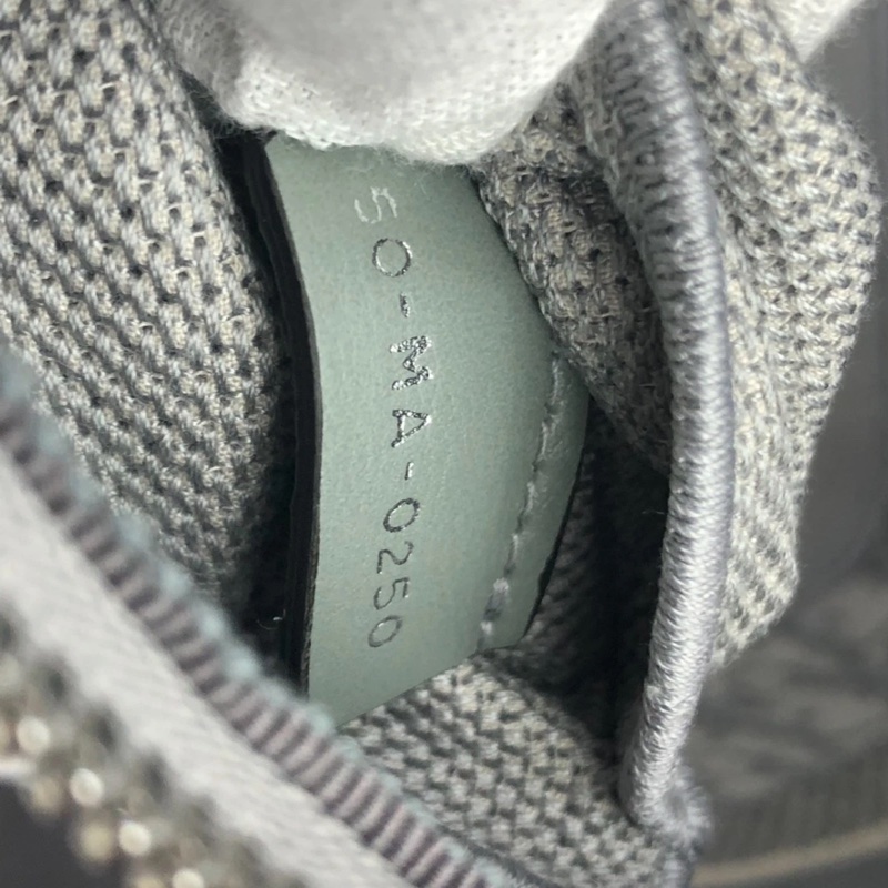 DIOR/迪奧灰色刺繡化妝盒子包，成色95新，尺寸24*14*18CM，拉鍊開合，包身空間大-7