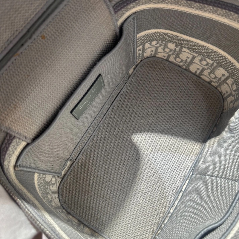 DIOR/迪奧灰色刺繡化妝盒子包，成色95新，尺寸24*14*18CM，拉鍊開合，包身空間大-10