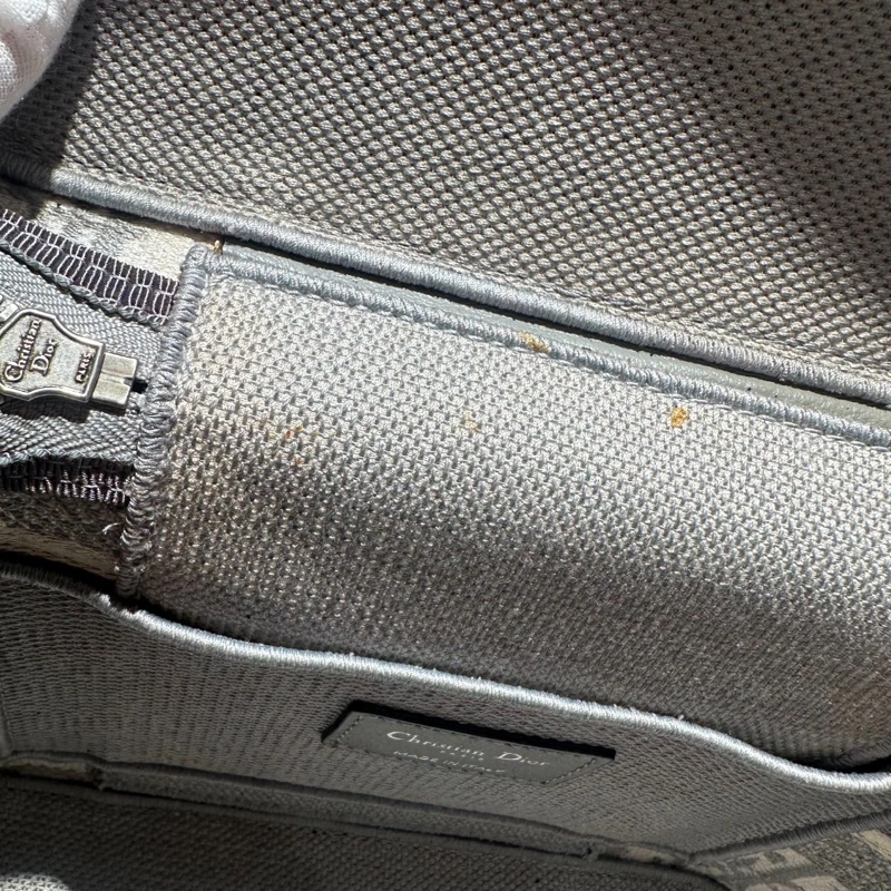 DIOR/迪奧灰色刺繡化妝盒子包，成色95新，尺寸24*14*18CM，拉鍊開合，包身空間大-14