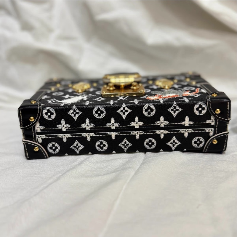 LV 黑色貓咪限量版 全皮金屬印花硬盒子petite Malle 尺寸約20*13*6cm 附件：盒子 塵袋。-7