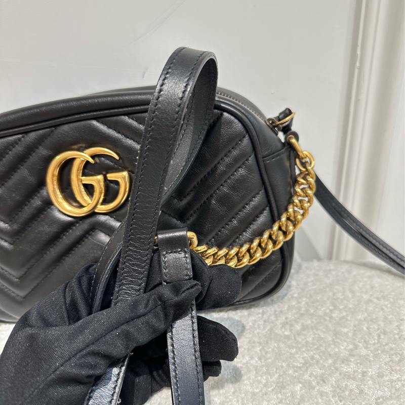 GUCCI Marmont 黑金V紋相機包-4