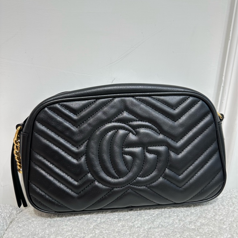 GUCCI Marmont 黑金V紋相機包-6
