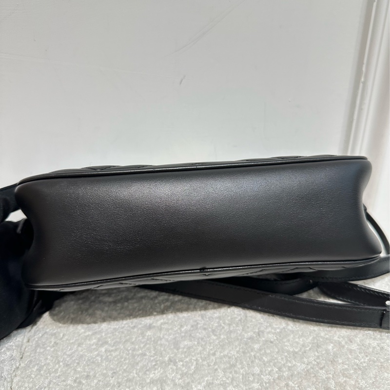 GUCCI Marmont 黑金V紋相機包-7