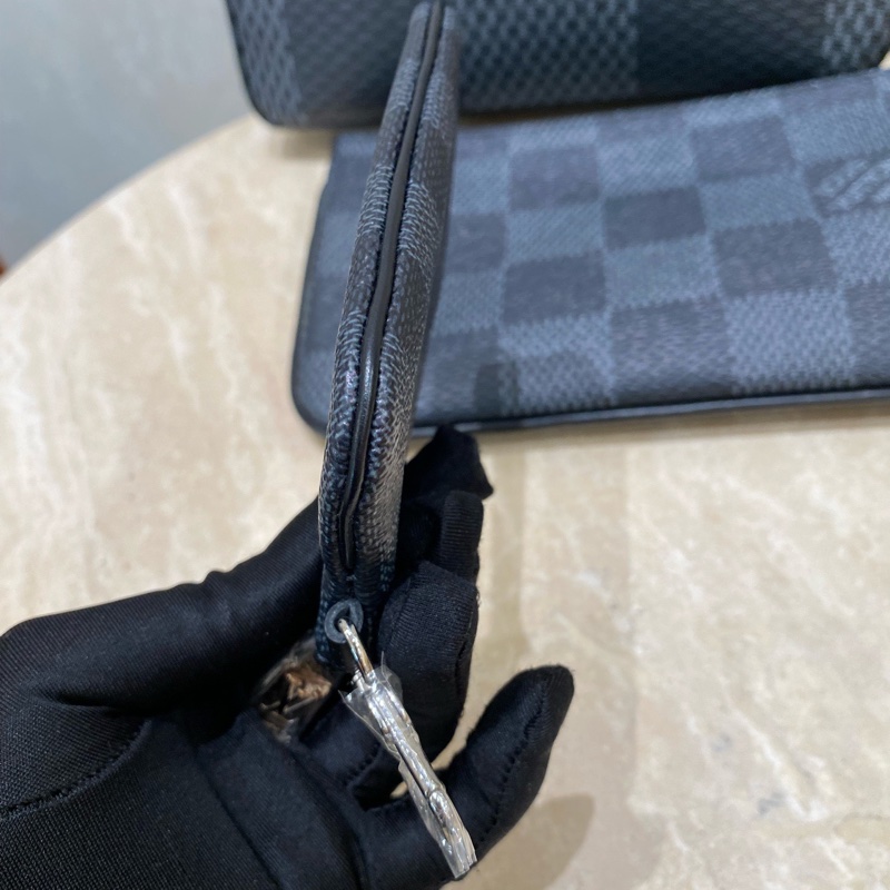 Lv 男款 trio棋盤格 三合一郵差包-13