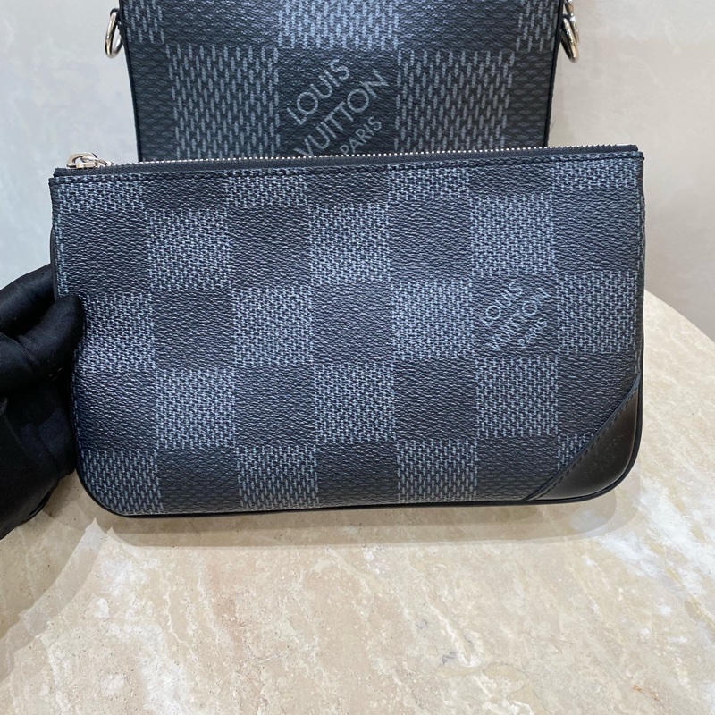 Lv 男款 trio棋盤格 三合一郵差包-14