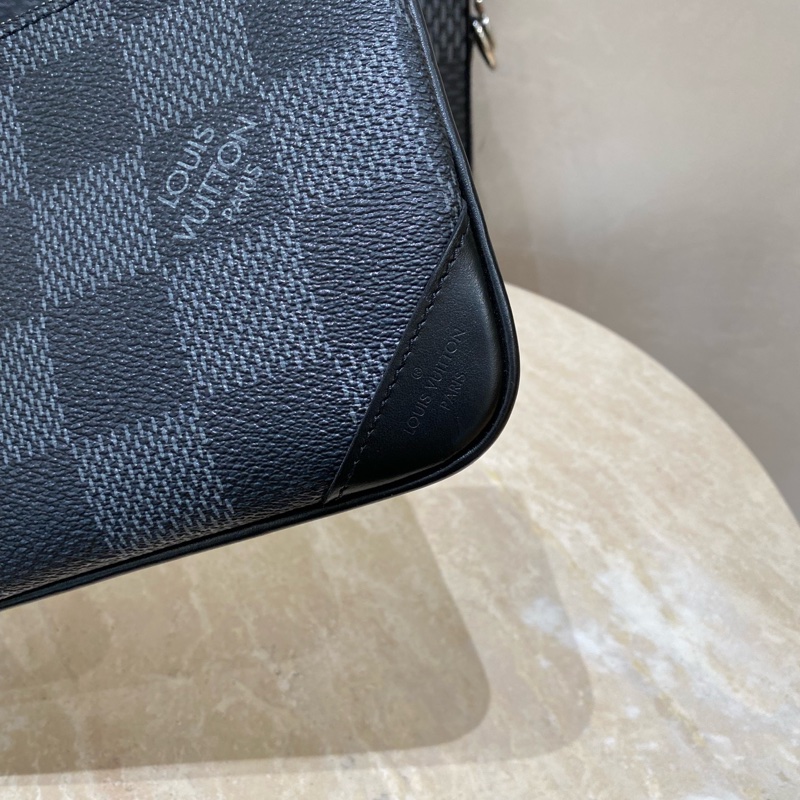 Lv 男款 trio棋盤格 三合一郵差包-15