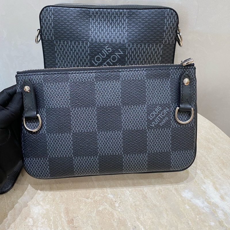 Lv 男款 trio棋盤格 三合一郵差包-19