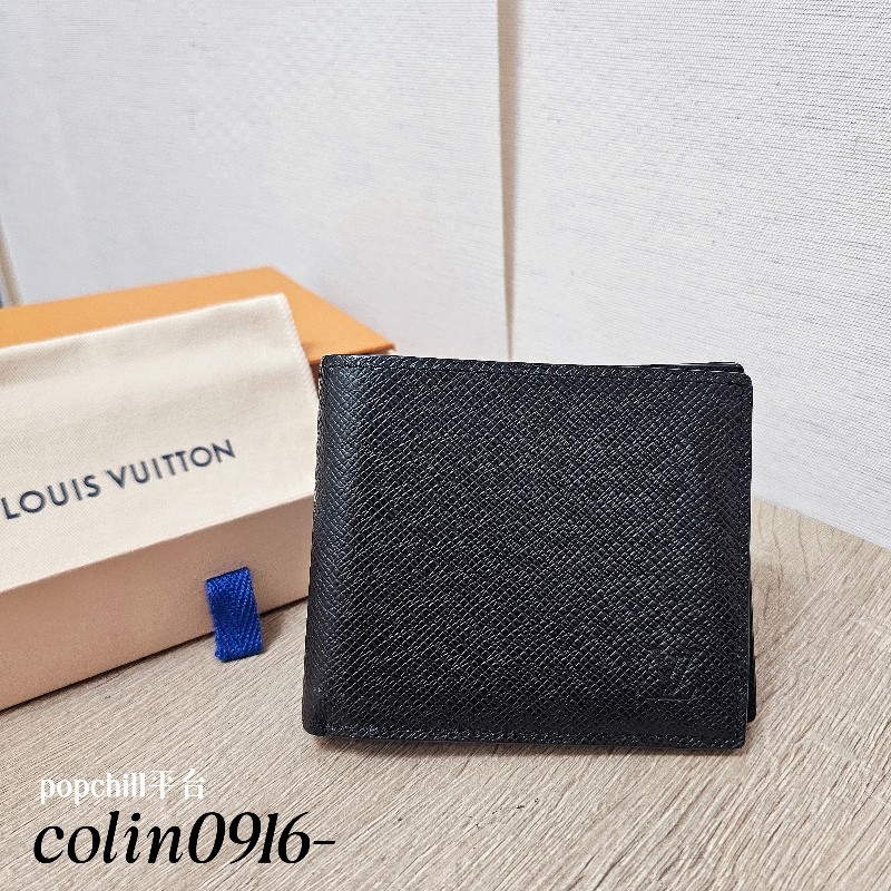 [男生福利出清❣️] LV黑Taiga牛皮銀釦Amerigo對開短夾-0