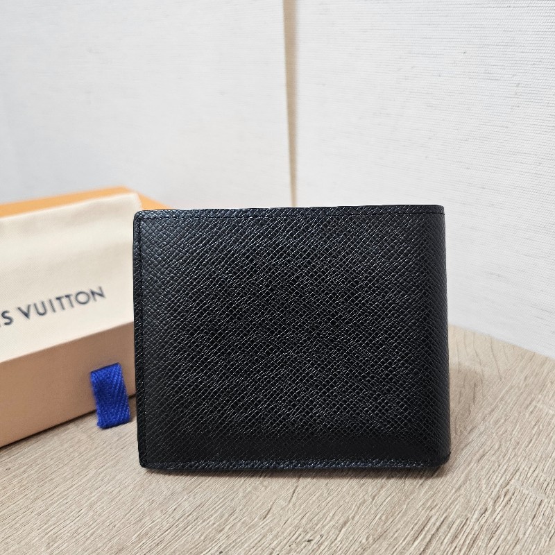 [男生福利出清❣️] LV黑Taiga牛皮銀釦Amerigo對開短夾-1