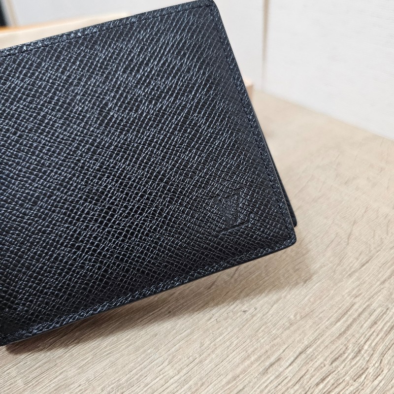 [男生福利出清❣️] LV黑Taiga牛皮銀釦Amerigo對開短夾-2