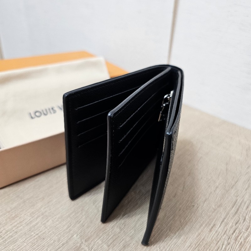 [男生福利出清❣️] LV黑Taiga牛皮銀釦Amerigo對開短夾-4