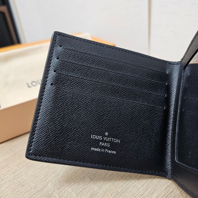 [男生福利出清❣️] LV黑Taiga牛皮銀釦Amerigo對開短夾-5