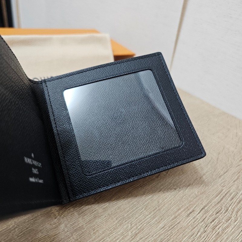 [男生福利出清❣️] LV黑Taiga牛皮銀釦Amerigo對開短夾-6