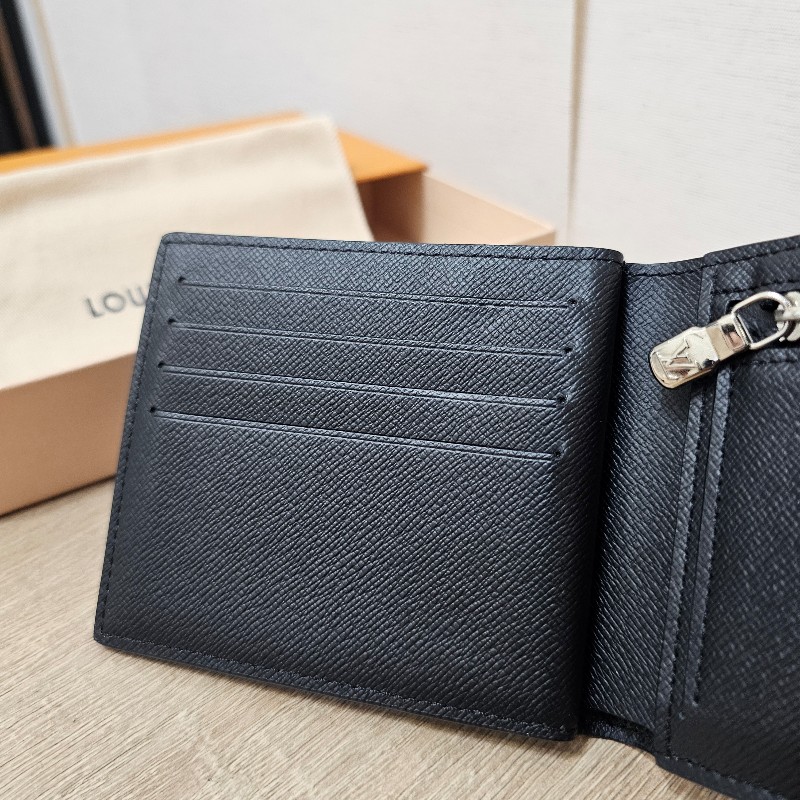 [男生福利出清❣️] LV黑Taiga牛皮銀釦Amerigo對開短夾-8