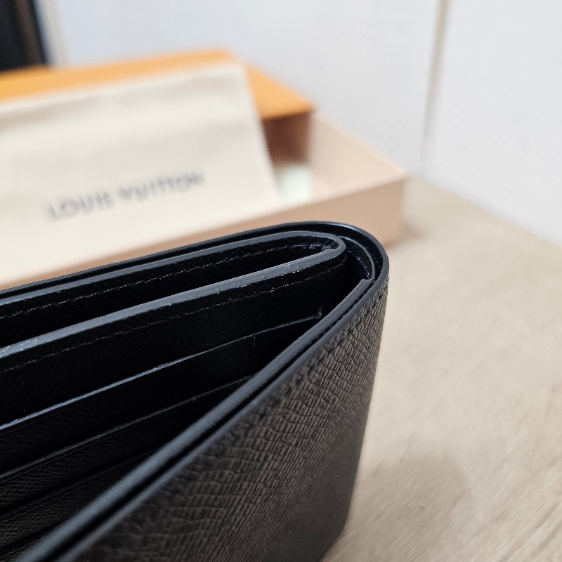 [男生福利出清❣️] LV黑Taiga牛皮銀釦Amerigo對開短夾-9