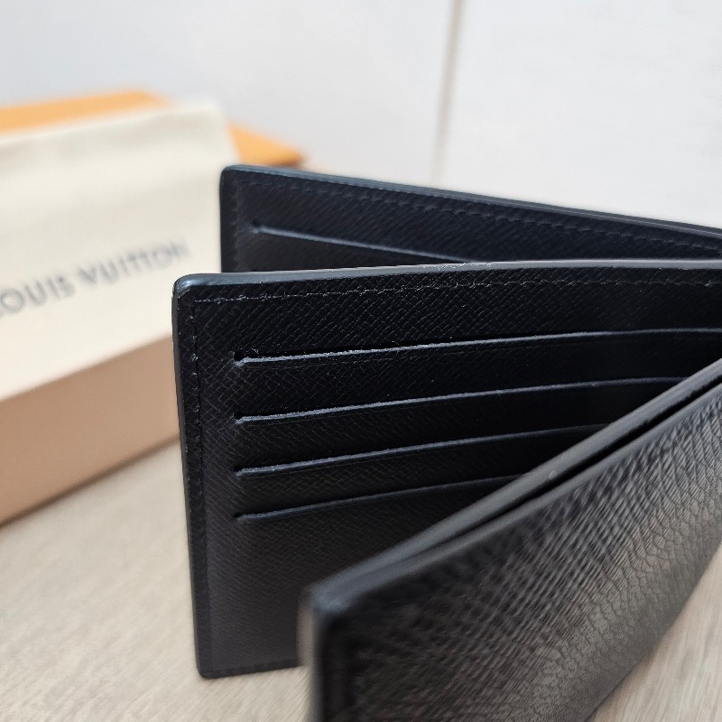 [男生福利出清❣️] LV黑Taiga牛皮銀釦Amerigo對開短夾-10