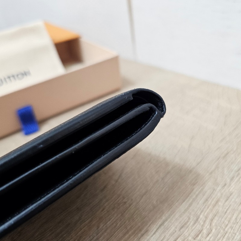 [男生福利出清❣️] LV黑Taiga牛皮銀釦Amerigo對開短夾-11