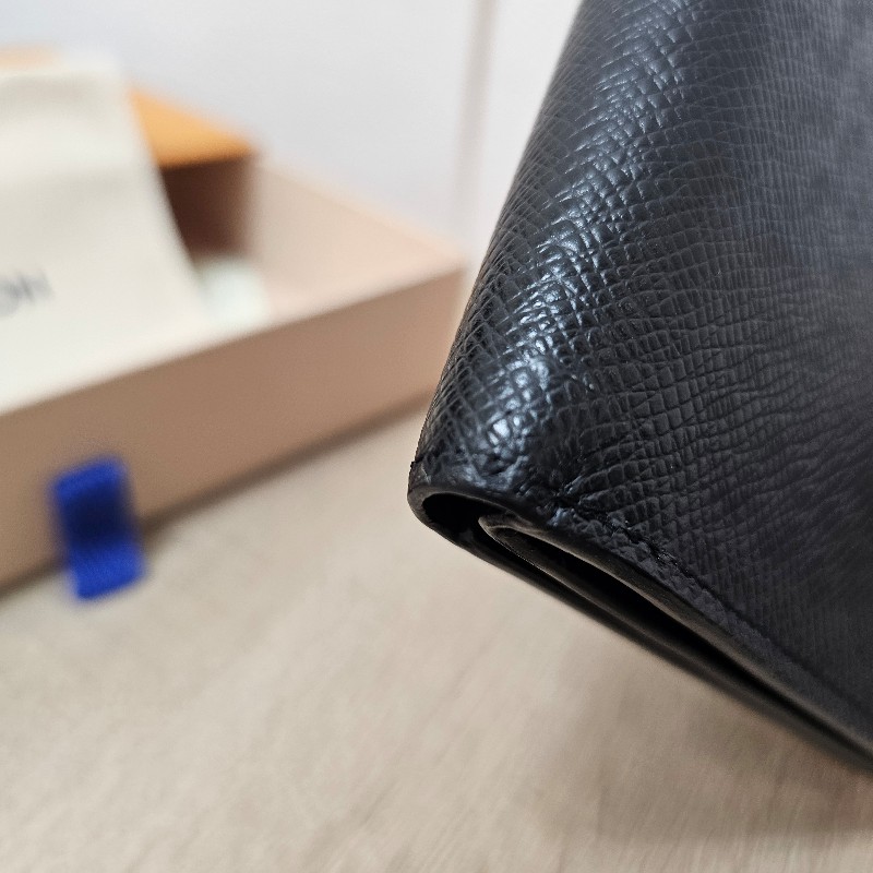 [男生福利出清❣️] LV黑Taiga牛皮銀釦Amerigo對開短夾-12