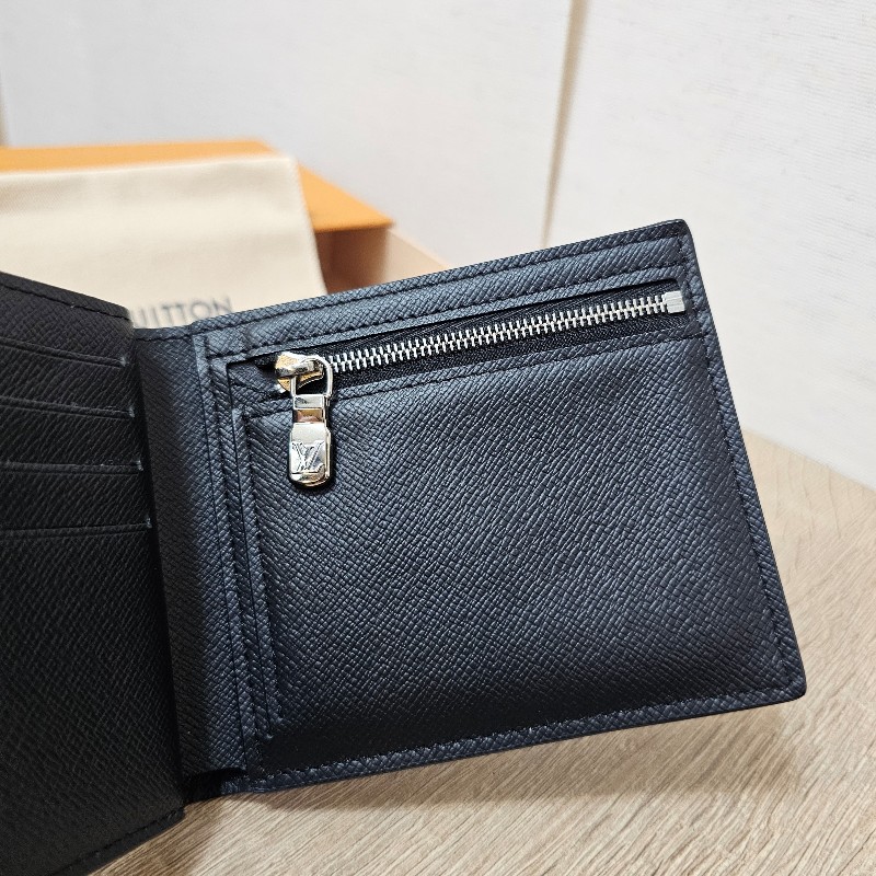 [男生福利出清❣️] LV黑Taiga牛皮銀釦Amerigo對開短夾-15