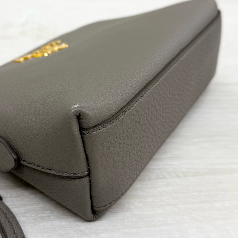 PRADA化妝包大象灰金扣牛皮化妝包-8