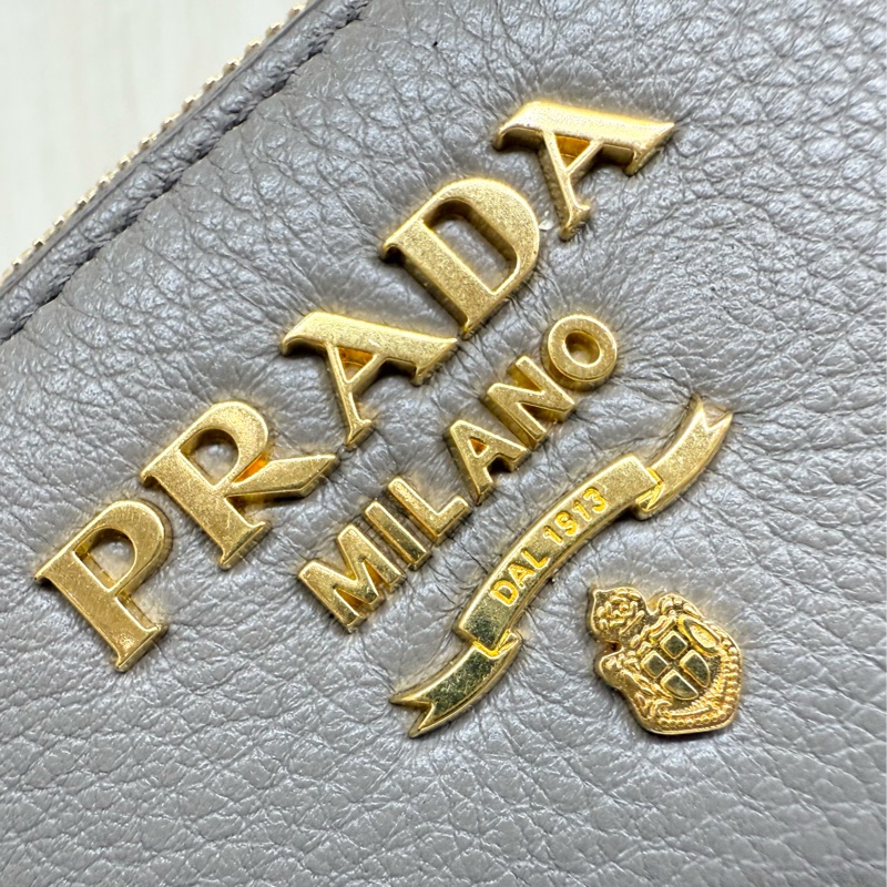 PRADA化妝包大象灰金扣牛皮化妝包-11