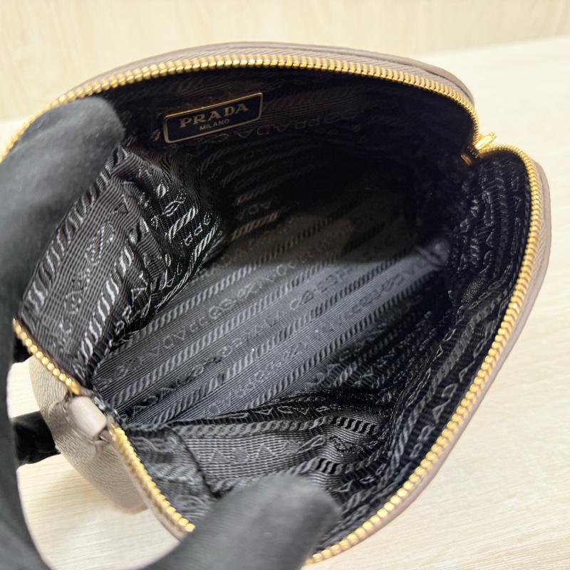 PRADA🩶大象灰化妝包-9