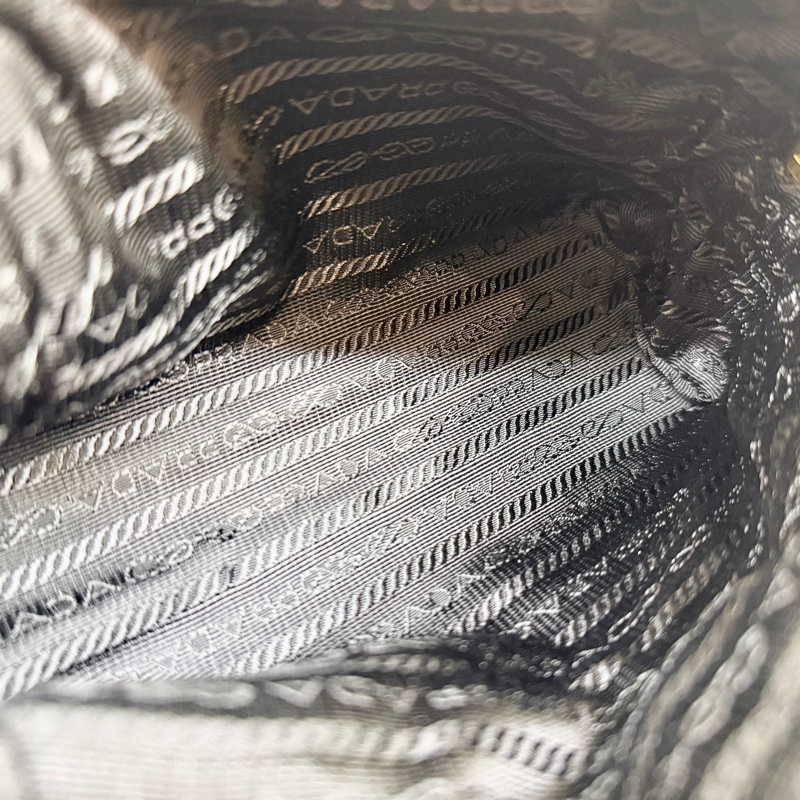 PRADA🩶大象灰化妝包-11