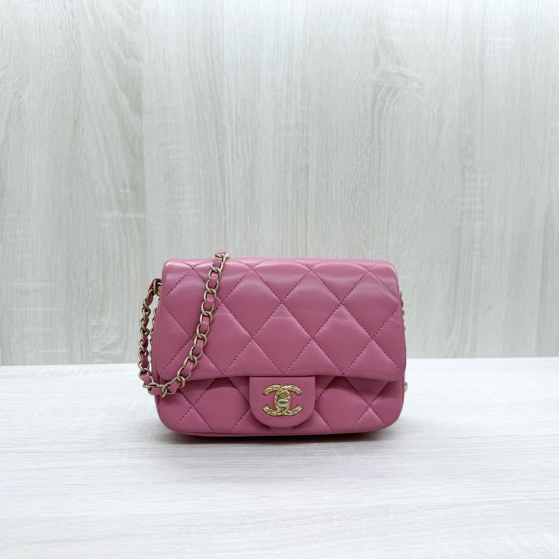 Chanel玫瑰粉羊皮金釦皮穿鍊飾邊Mini Coco AS4263-0