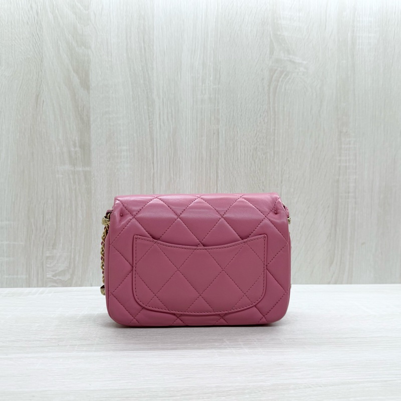 Chanel玫瑰粉羊皮金釦皮穿鍊飾邊Mini Coco AS4263-1