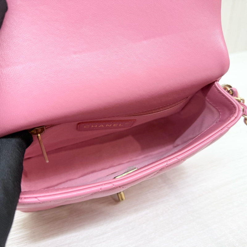 Chanel玫瑰粉羊皮金釦皮穿鍊飾邊Mini Coco AS4263-7