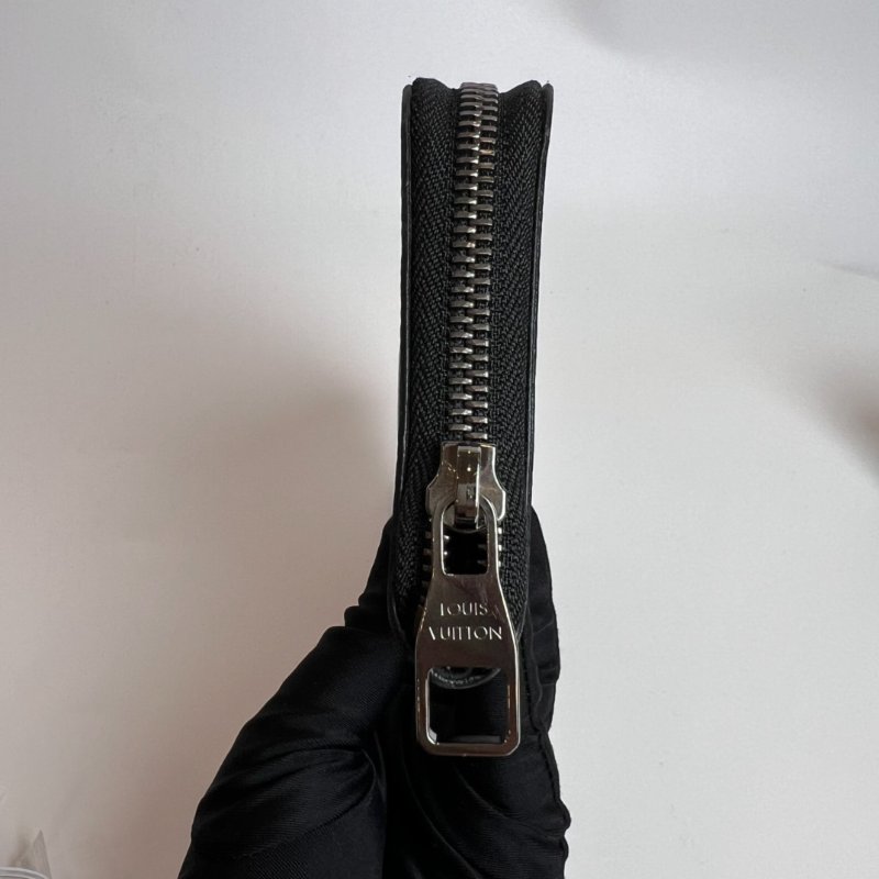 LV M62295 黑色老花直式長夾-3