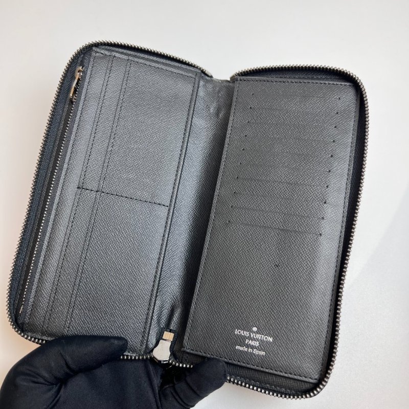 LV M62295 黑色老花直式長夾-4