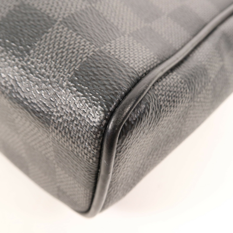 LOUIS VUITTON Damier Graphite District PM銀扣肩背袋-10