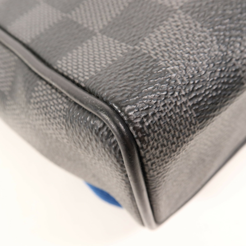 LOUIS VUITTON Damier Graphite District PM銀扣肩背袋-11