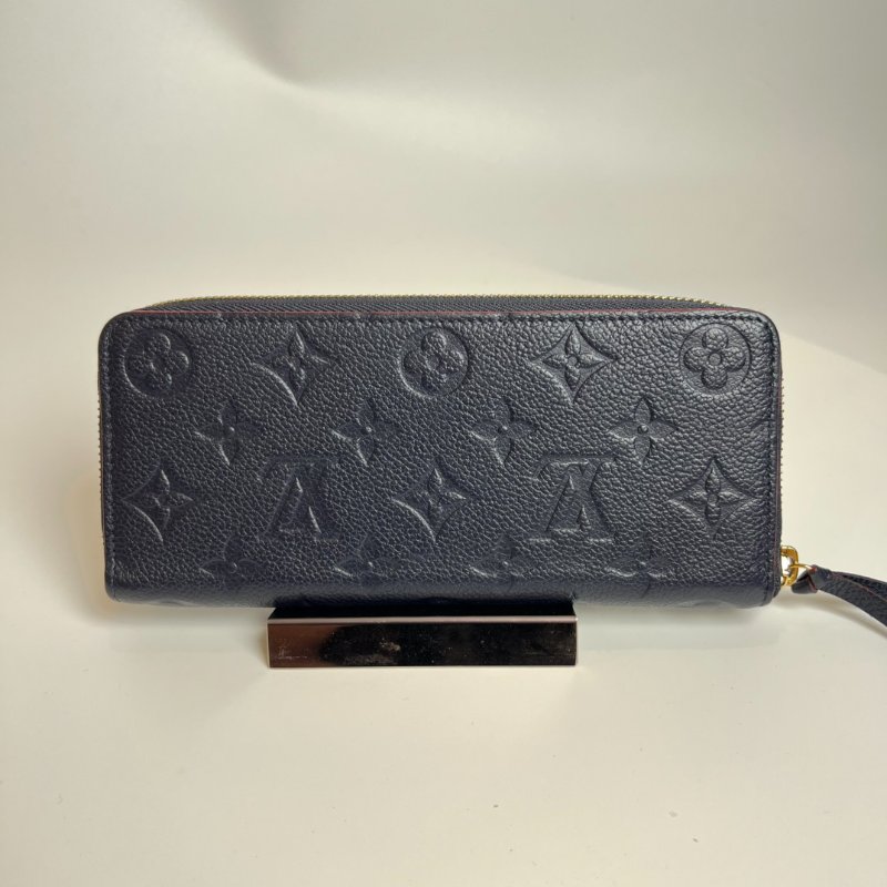 LV M62121 海軍藍壓紋ㄇ拉長夾-1