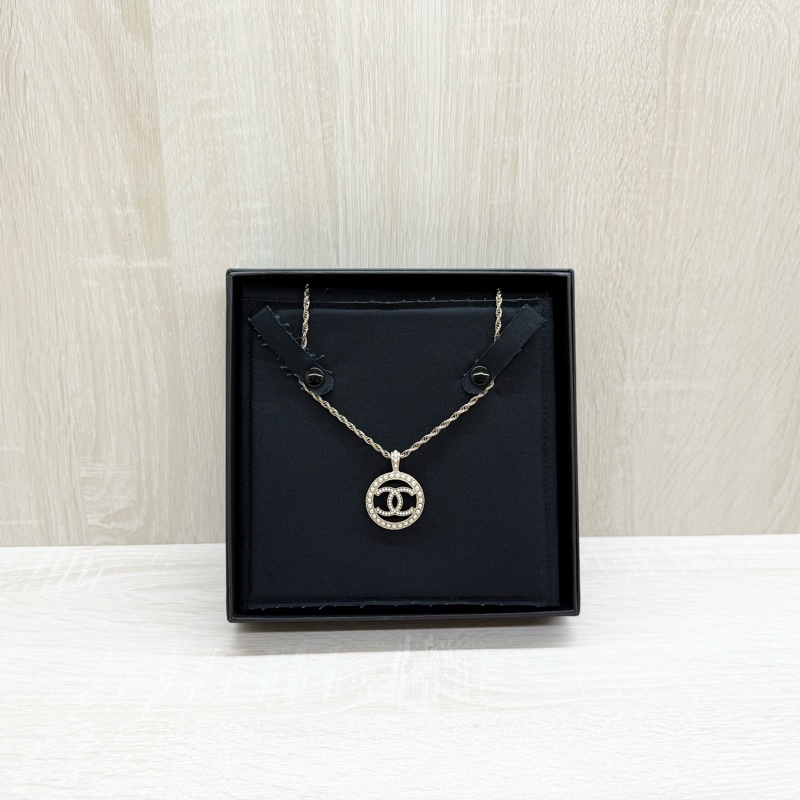 Chanel 珍珠圓框內雙C淡金釦項鍊-0